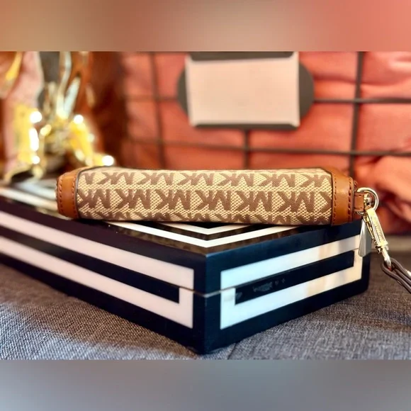 Michael Kors Jet Set Signature Logo Smartphone Wristlet Wallet - Picture 6 of 13